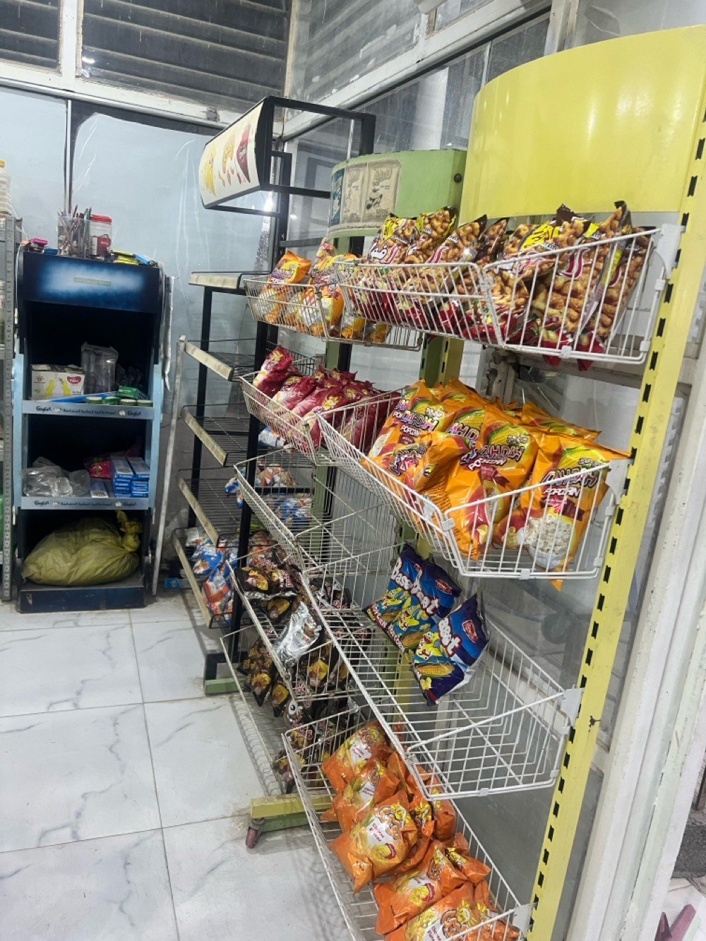 محل للبيع المكان نجف  المحل ركن في نص السوق وارده 350  وقابل للزياده انهمل بسبب دوام  المجمدات مو من ضمن المحل الايجار مالته ٣٠٠ السعر اربع ملايين وبي مجال  لل استفسار اتصل على الرقم *********** الرقم بي واتساب
