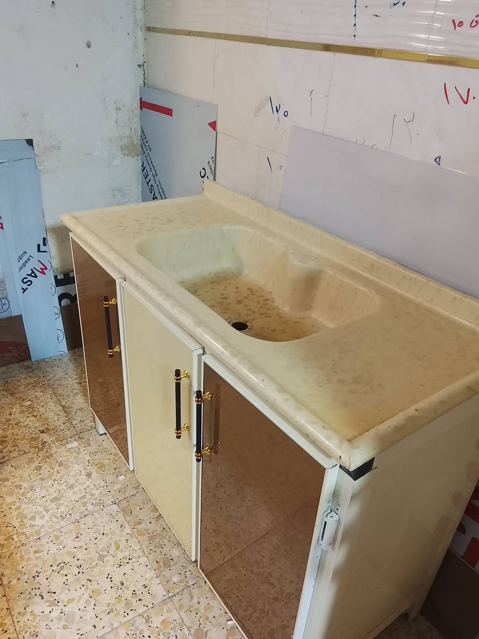 كاونتر تفصال درجه اولى 5قطع كله مرمر مع طباخ نضيف جدا لا يوجد ضرر العنوان بغداد الشعب ***********
