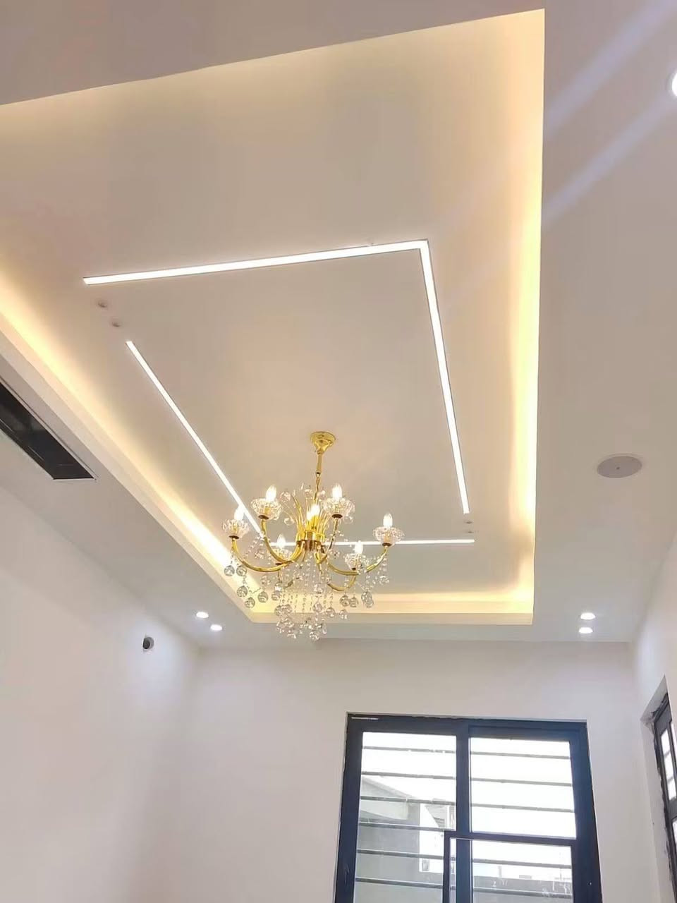 سلام عليكم احد أعمالنا بديكورات كادر جبس بورد بأسعار مناسبة شغل درجه اولى تسليم مهندس ***********
سقوف الثانويه 📍 
2_تغليف جدران بلاستك +ورق جدران✅
3_بديل رخام ⬛ +بديل خشب ⬜
5_ديكور بلازما 🔳
6_سحبات بورك🔲
8_اصباغ (المنازل +المباني) ⚪⚫
