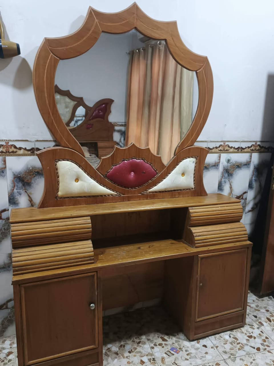 السلام عليكم غرفة اخشاب للبيع نضافتها 90% عوزها يدات وقفالة السعر 700 بيها مجال حك الجية مكاني بابل هاشمية ***********
