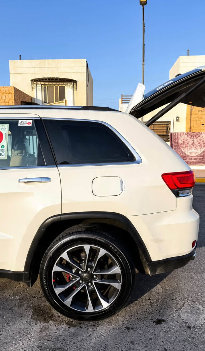 السلام عليكم الـ 14 النوادر للبيع  1/1
⚜️Jeep Grand cherokee Limited ⚜️ 
⚜️من اجدد وانظف القطع بالعراق ⚜️

جيب 2014 خليجي وكالة هارلم ، عداد المسافة 99 الف حقيقي شرط الفحص السياره مكفولة گير ومكينة ومكفولة من الصبغ والتبديل حتى دعامياتها بلادية ، فقط بارد .

السيارة قفلة المواصفات🇺🇸
فتحة سقف بانورامية ، حساسات خلفية ، رادار امامي ، تحديد مسار ، مثبت سرعة كروز كونترول ،بصمة تشغيل ، بصمة ابواب ، ترحيب عند الاقتراب ، تشغيل عن بعد ،كشنات امامية كهرباء + تدفئة / تبريد ، كشنات خلفية تدفئة ، ذاكرة خزن ميموري سيت مع الستيرن ، ستيرن بحركة كهربائيةتلسكوبية ، تدفئة بالستيرن ، تحكم ستيرن جهتين ، دبل گزوز خلفي ، تدفئة بالمريات الجانبية  السيارة خير من الله مواصفاتها بيها تراي يخبل تسوقها وتحكم ✅

رقمها اربيل بأسمي شخصياً 
للاستفسار اكثر
 ***********
***********

للأمانة السيارة جديدة والف عافية على الي تكون من نصيبة
سعر السياره جداً مناسب وبلاش 205 وبيها مجال 
وعلى راسي الجميع ♥️
