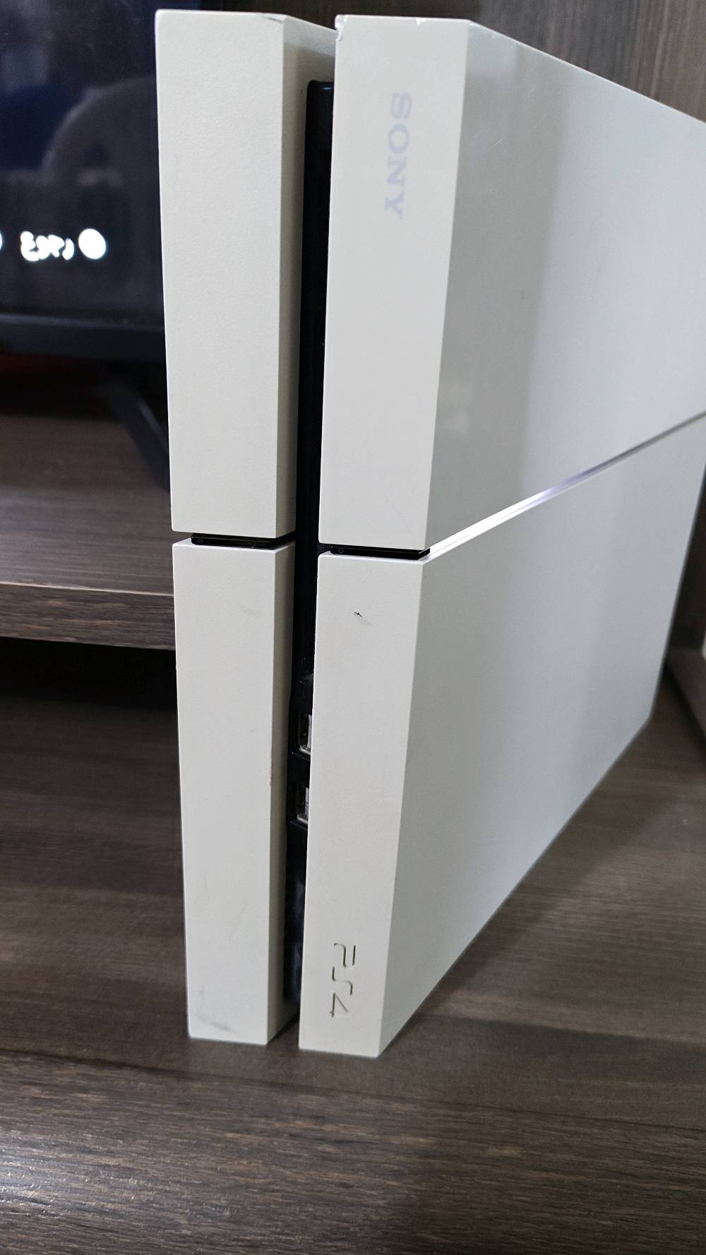 ps4 فات مهكر
محلقات كامل سعره 250
والـUBS 50 000 سعره
مكاني بغداد زعفرانية  ***********
الـPS4 فات عدكم شكد السعة بالضبط؟ 500GB لو 1TB لو غيرها؟: 
500GB
شنو الملحقات اللي وية الجهاز بالضبط؟ كم يد أصلية، أسلاك، شاحن، وشنو بيها من ألعاب/أشرطة أو USB؟: 
يدة اصلية + تجاري جديدة
الجهاز بيه أي عطل أو ملاحظات؟ مثل حرارة، صوت مروحة، درايف الأقراص، أو تبديل/صيانة سابقة؟: 
كامل شغال 100% 
التسليم وين بالضبط ببغداد؟ وهل عدكم توصيل، والسعر نهائي لو بيه مجال للتفاوض؟: 
بغداد الزعفرانية السعر بيه مجال بسيط جدا