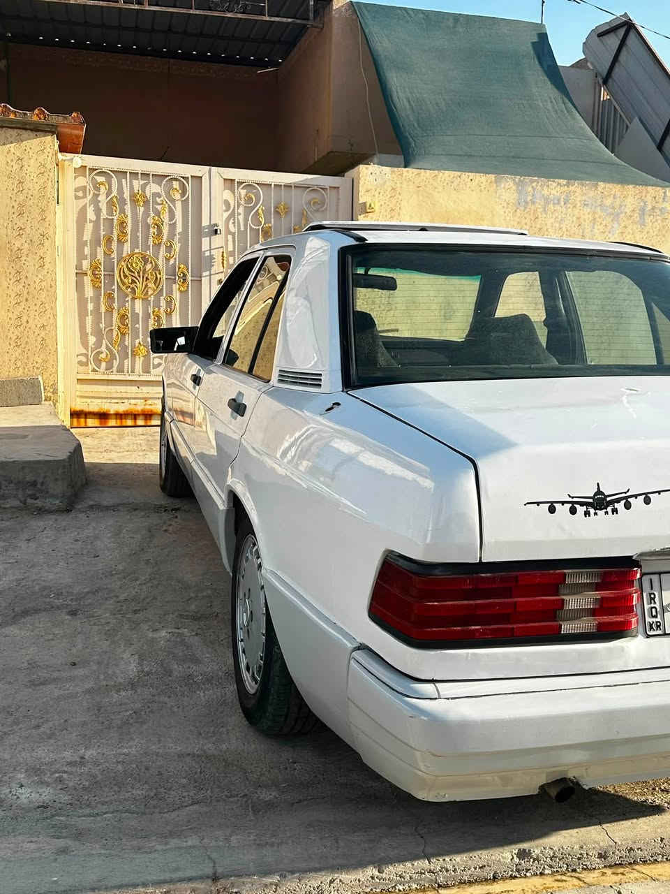 يالله
مارسدس 190طيارين 
رقم سليمانية 
سنوية لحد 2030
مكينة بطة vvti2500
بدون حادث بدون خياس
 قواعد دبل قطرة لحيم مابيهم وضع لشركة 

مسجل ايباد 
فتحة سقف جايبلهة سكة بس عوزهة شد وتشتغل 
تايرات نص عمر 
طستهة ناعمة
 كاعية جلد داخل السيارة بالكامل
بيهة نقوصات بصيطة 
لسعر المطلوب 38$

مكان السيارة ديالى خانقين 
رقم ***********
