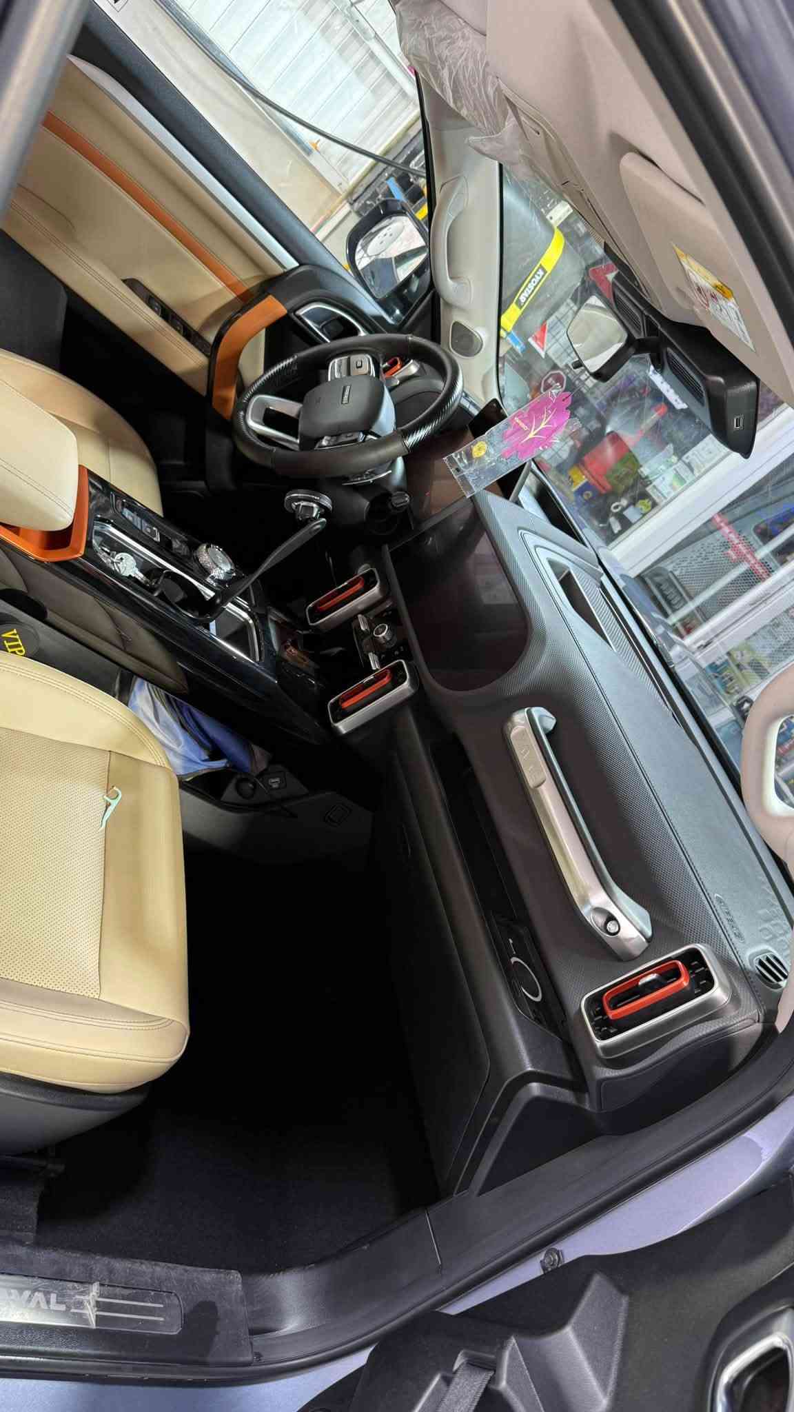 السلام عليكم … 
للبيع Haval Dargo 2025 
السيارة كفالة عامة من الشخط .
گير + مكينة (كفالة شرط الفحص ) 
رقم بصرة بأسمي تحويل مباشر 
فول مواصفات ( مواصفات 2Wheel )
بعده بضمان الشركة (ضمان عشرة  سنوات ) 
ماشية : 26,000 Km
السعر : 34,500,000 مليون دينار عراقي . 
رقم الهاتف :*********** 
العنوان : البصرة
