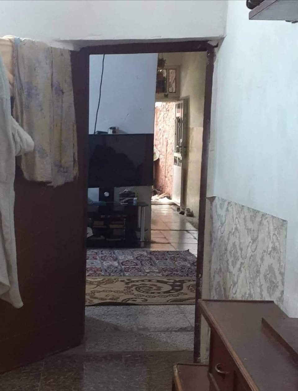 دار للبيع المشتل حي فدك من جهة النفط قريب على الشارع مساحة ١٣٠ واقع حال يحتوي على استقبال صالة غرفة نوم وخدمات الحوش كلش جبير  وغرفة قاط ثاني جبيرة البيت مشمول بالتطويب  للاستفسار *********** متوفر وتساب
