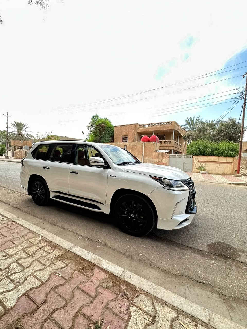 السلام عليكم للبيع لكزز موديل 2020
لكزز فول مواصفات LX 570 
سوبر سبورت 
شركة بريم اصل 
داخل قرميدي 
جكات تصعد تنزل 
جميع الكشنات كهرباء 
كشنات تدفئه تبريد 
رادار 360 درجة 
5 كامرات 
صندوق كهرباء 
سلايت 
ثلاجه 
تحكمات ستيرن 
سايد بريك كهرباء 
3 شاشات 
ستيرن كهرباء 
كشن ذاكرة 
دوسات ليزريه 
تحديد مسار 
ماشية 69 الف حقيقي 
مكينه كير كفاله عامه بحالة الوكاله 
السيارة كفاله عامه ماعده اصبع بي دي ار موضح بالسونار مرفق مع الصور 
تخم تاير تخم دسكات 
باقي المواصفات معروفه مال لكزز 
رقم بغداد بسمي تحويل ثاني 
هزة وسنويه جديده 
مكان السيارة ديالى المقدادية 
السيارة جديده بحالة الوكاله شرط 
ما شاء الله 
***********
