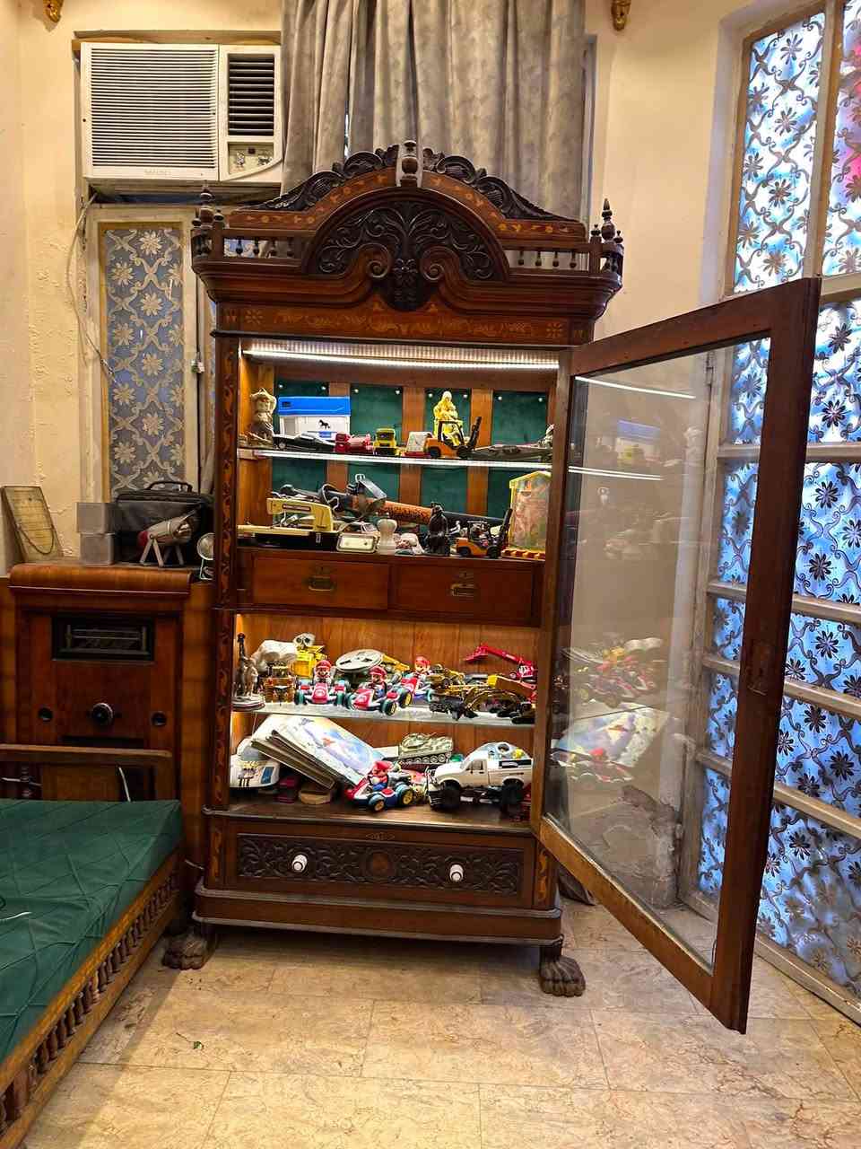 فاترينه قديمه ارتفاع 230 عرض 120 نضيفه مابيها اي عيب عنواني بغداد *********** بي وتساب
