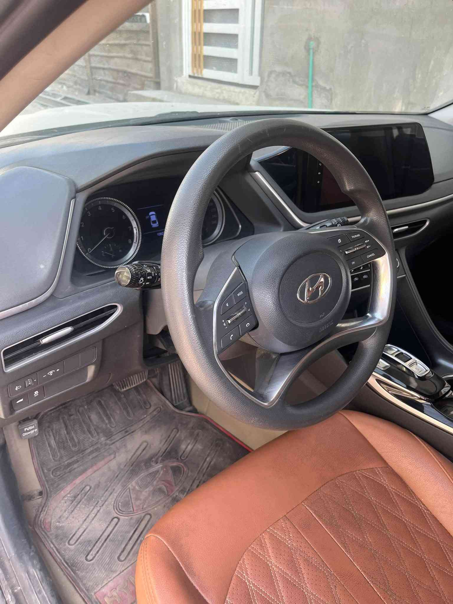 السلام عليكم
سوناتا خليجي ٢٠٢٠
محرك ٢٠٠٠ دوش
ماشية 108 km 
مواصفاتها standard 

گير بيانو ، مقاعد جلد، شاشة كاربلاي حساسات امامي خلفي، لون السيارة شمباني متغير ، بالليل رصاصي بالنهار فضي وذهبي 

السيارة نضيفه اخذتها بيها ضربه كلش خفيفه بالجاملغ مال سائق 
وعندي تضرر البنيد فقط الحافه مال عكس السائق بدون دواخل الضربه خفيفه والسيارة كلش نضيفه .

للأستفسار ( *********** )

