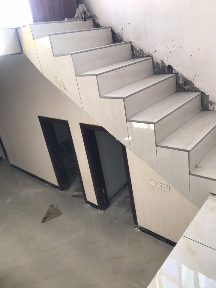 سلام عليكم اسطة كاشي مرمر بورسلين متفرق شغل هندسي / وذا اكو مقاول اشتغل وياه وشلون يريد ارهم 
***********

نص مكتوب في الصور:
- HONOR X9c Smart 24mm f/1.75 1/50s ISO356 16:01 14/01/2026