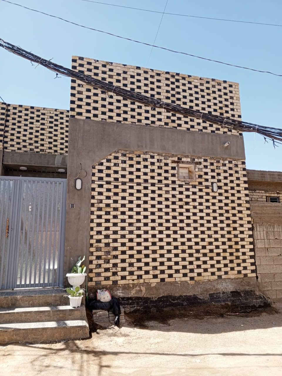 بيت زراعي للبيع ١١٦م غرفتين وصالة واستقبال ومطبخ وصحيات ومكشوفة وبيتونة سند ٢٥ بناء طابوق صب كونكريت درجة اولى الابواب والشبابيك المنيوم 80 مليون السهلة شارع الدبس للاستفسار ***********
