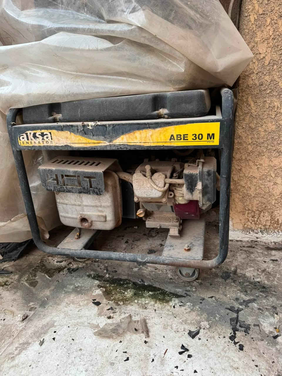 مولدة منزلية بانزين من شركة aksa
قدرة المولدة: 2.4kw
الفولتيه: 230v
الأمبيرية:10.4A
السعر: 250 ألف 
استفسار: ***********
ملاحظة: المولد شغاله بس متروكه يرادله ادام 
المكان: الامين الثانيه معلمين
