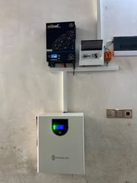 طاقة شمسية • انفرتر ٤KW • بطارية ٨KW