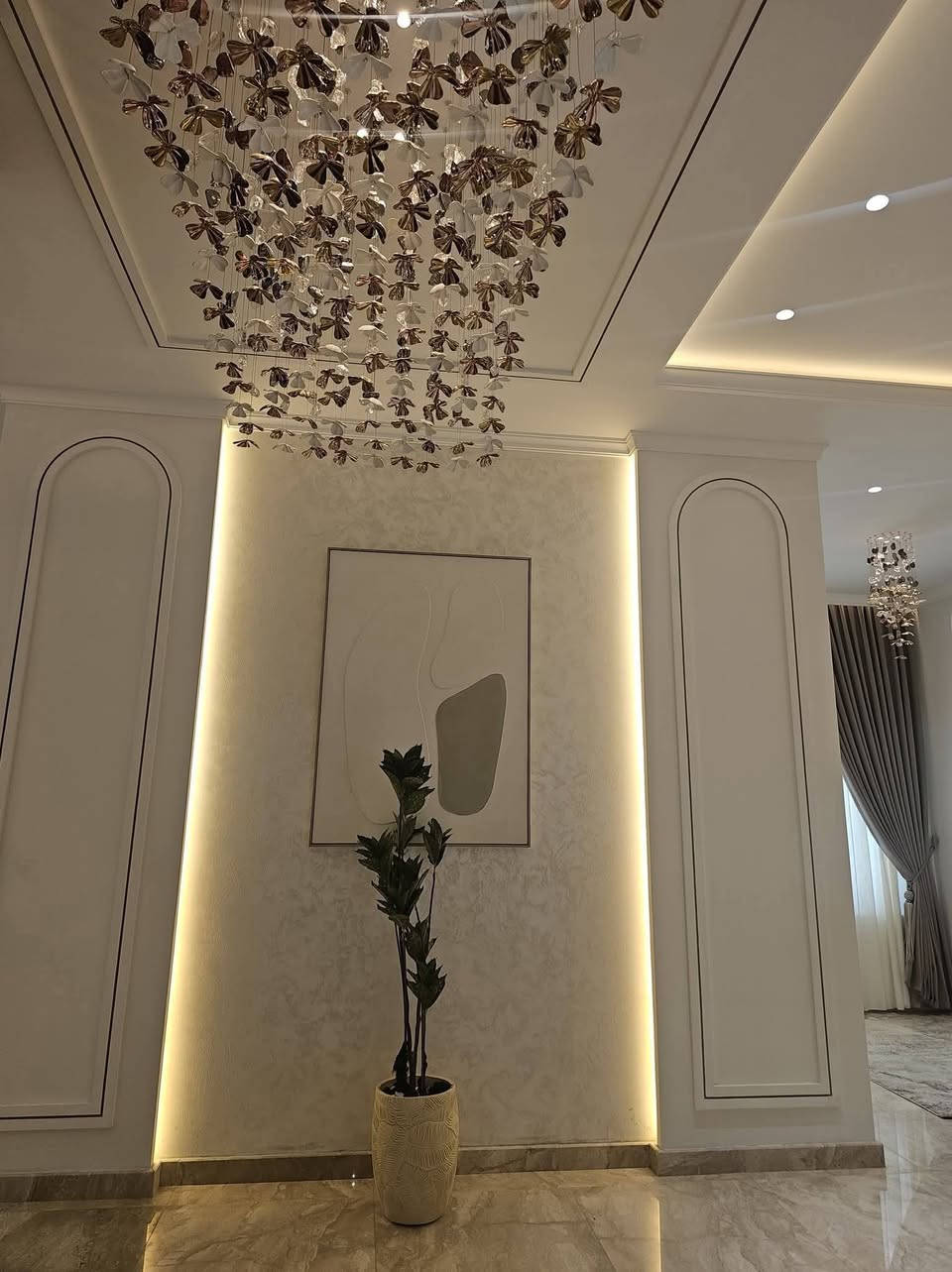 تريد بيتك يطلع بأحلى صورة؟
محتار بالتصاميم؟ 
عوف الحيرة علينا! 
ابداع وشغل مرتب يخلي الكل يسأل وين مسوي هذا الديكور. 🎨🔨
تواصل ويانا للطلب أو للاستفسار: ***********"
