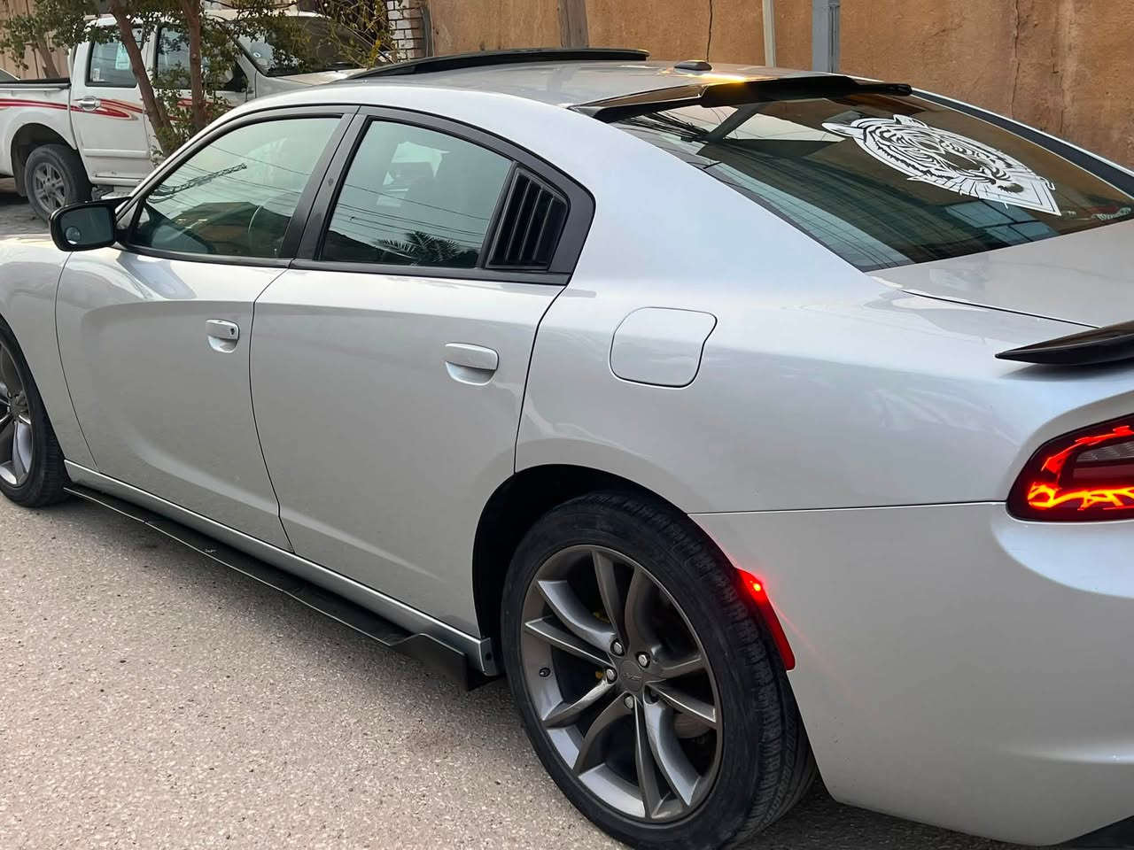جارجر sxt plus  2021 فول الفول 1/1 اعلى مواصفات
مكينه 6v على وضع الشركه 
كشنات رياضي جلد حضن بلادي 
تدفه تبريد كشنات 
استيرن تدفه 
كشنات كهربائيه 
خزن ميموري حفظ وضعيات القياده 
مري قلاب عند الرجوع 
المقاعد الخلفيه  تدفه 
فتحه سقف 
مثبت سرعه
دخول ذكي 
تشغيل عن بعد  
تشغيل بصمه 
شاشه كاربلاي 
حساسات خلفيه 
كامره خلفيه دواره
تو ويل (دفع خلفي ) البلاص معروف بلقوه 
وبيها اهوي مواصفات بعد 
تخم تاير جديد عليها 
حادثها شويه من البنيد جدا بسيط 
كير مكينه شواصي على وضع الشركه 
رقم بغداد باسمي 
سياره جدا نضيفه وخواتها قليلات 
السعر  238
مكاني كربلاء 
فقط اتصال ما متواجد على الفيس 
***********

