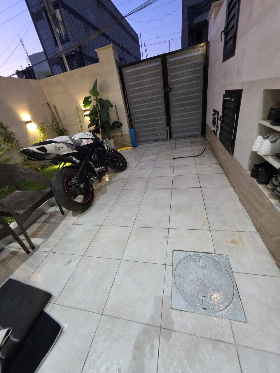 بيت ١٥٠ متر حديث واجهته ٥ ونزال  ٣٠ بناؤ فول ٤ غرف نوم سويت وحمام خطار وصالة واستقبال وكراج وحديقة مع الاثاث للبيع موقع الطالبية بضهر سوك البيضاء
***********
بيت ١٥٠ متر حديث واجهته ٥ ونزال  ٣٠ بناؤ فول ٤ غرف نوم سويت وحمام خطار وصالة واستقبال وكراج وحديقة مع الاثاث للبيع موقع الطالبية بضهر سوك البيضاء
