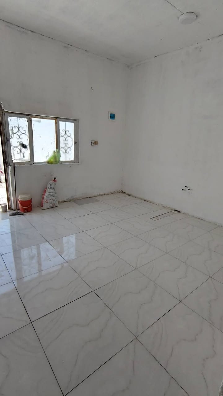 بيت ١٠٠ متر اب ال بو جاسم خلف مديريه المخدرات البيت يتكون من غرفه او صاله او مطبخ او صحيات السعر ٢٠ اتصال ***********
