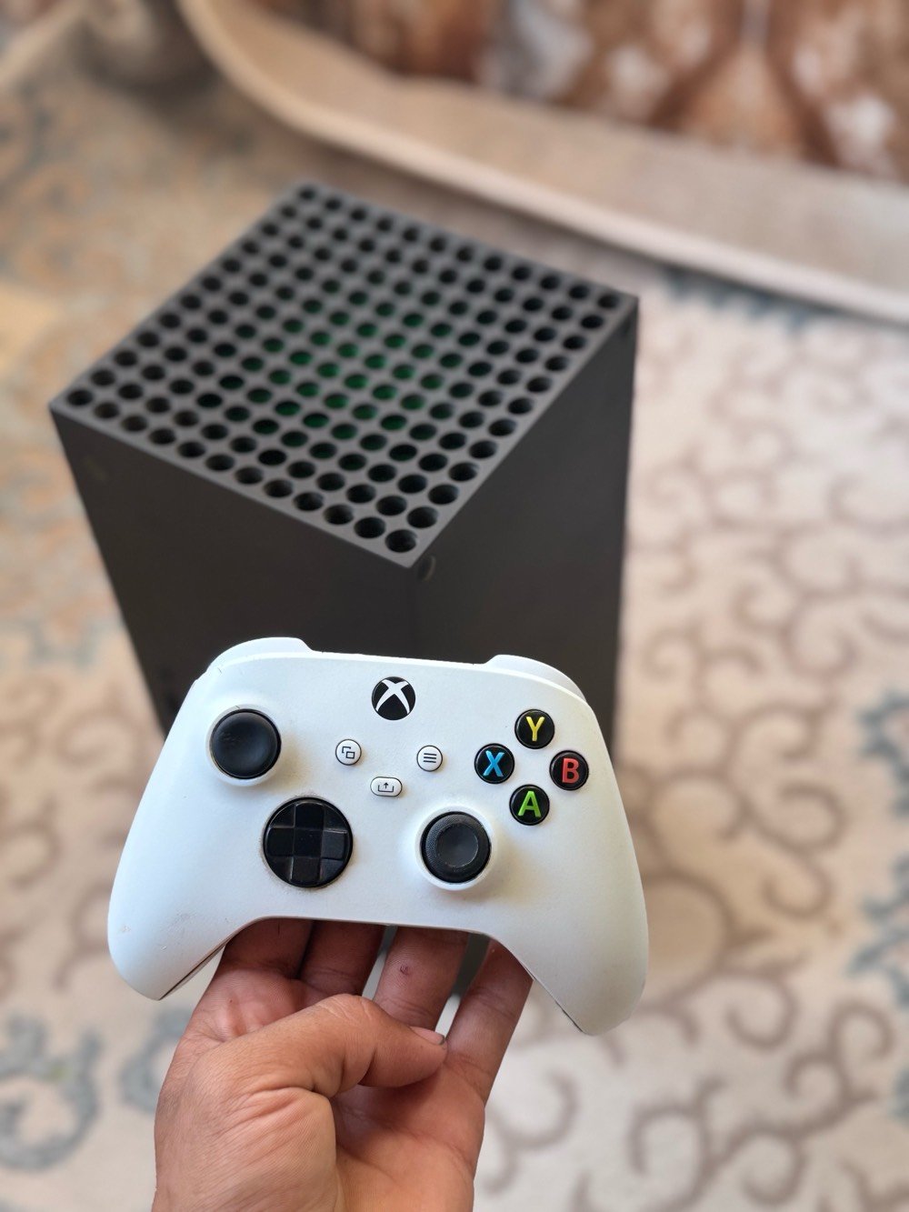 السلام عليكم ورحمة الله وبركاته
Xbox Series X (1TB) - إصدار 2022 🎮
 المشتملات: كامل أغراض الشركة مع الكارتون الأصلي بدون أي نقص.
 الحالة: الجهاز مفتوح (تم تغيير مدخل الـ HDMI)، وزر التشغيل (Power) يحتاج إلى ضغطة خفيفة ليعمل.
 الألعاب: مرفق مجموعة من الألعاب المثبتة داخلياً.
📦 التوصيل متوفر.
📌 ملاحظة: عند الحجز، يتم أخذ عربون لضمان الجدية.
للجادين: يرجى مراسلتي على الخاص أو ترك تعليق.
واتصاپ/ ***********