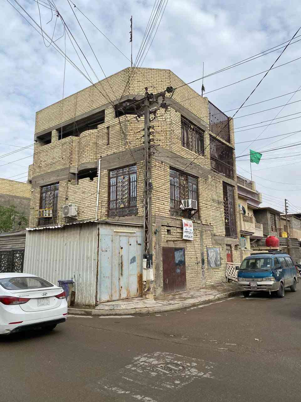 🏡 بيت للبيع - الكمالية / المعوقين
📍 الموقع: الكمالية - المعوقين - شارع الوازات
📐 المساحة: 100 متر مربع
🏠 البيت ركن
📄 السند: طابو صرف

مواصفات البيت:
🔹 7 غرف نوم
🔹 3 حمامات
🔹 4 صحيات
🔹 استقبال
🔹 هول
🔹 عدد 2 محل بالواجهة

للاستفسار والتواصل:
📞 ***********
📲 واتساب متوفر

وفق الله الجميع.
