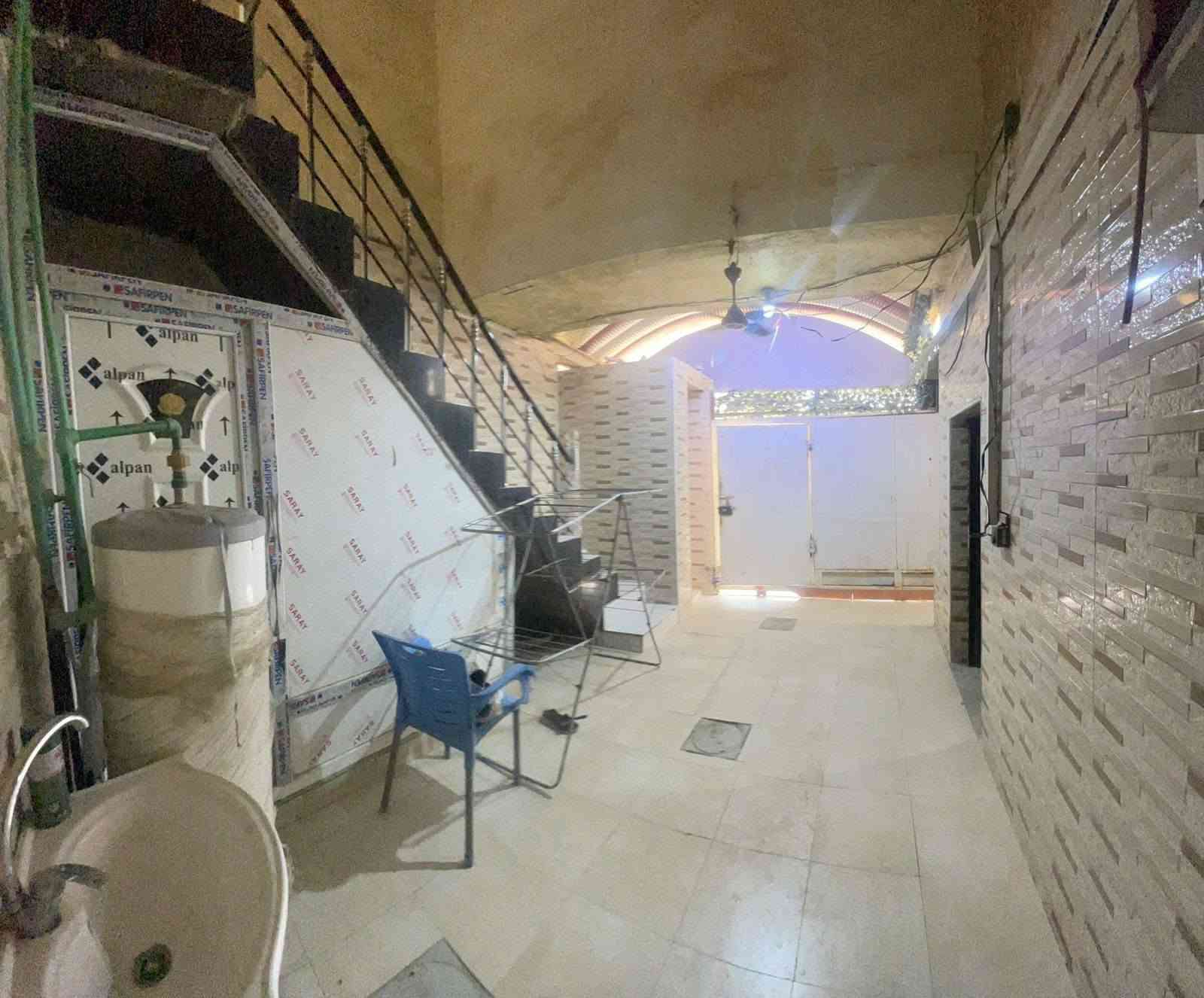 بيت للبيع طابقين مساحته 👈 160م
طابقين اربع غرف نوم
طابق الاول غرفتين نوم وصاله ومطبخ وصحيات داخلي وخارجيه 
طابق الثاني غرفتين نوم وصاله 
البيت  وجاهز من كلشي 
الطابق الاول سيراميك الارضيه 
الطابق الثاني بناء جديد محد ساكن بي بورسلين الارضيه وسقوف ثانويه 
الطرمه كرانيك الارضيه
المطبخ سقوف ثانويه وحيطان سيراميك 
بيت جبير ومرتب  ساحبين ميزانية كهرباء

السعر 👈 ( 37 وبي مجال ) 

#للاستفسار 👈         ***********
