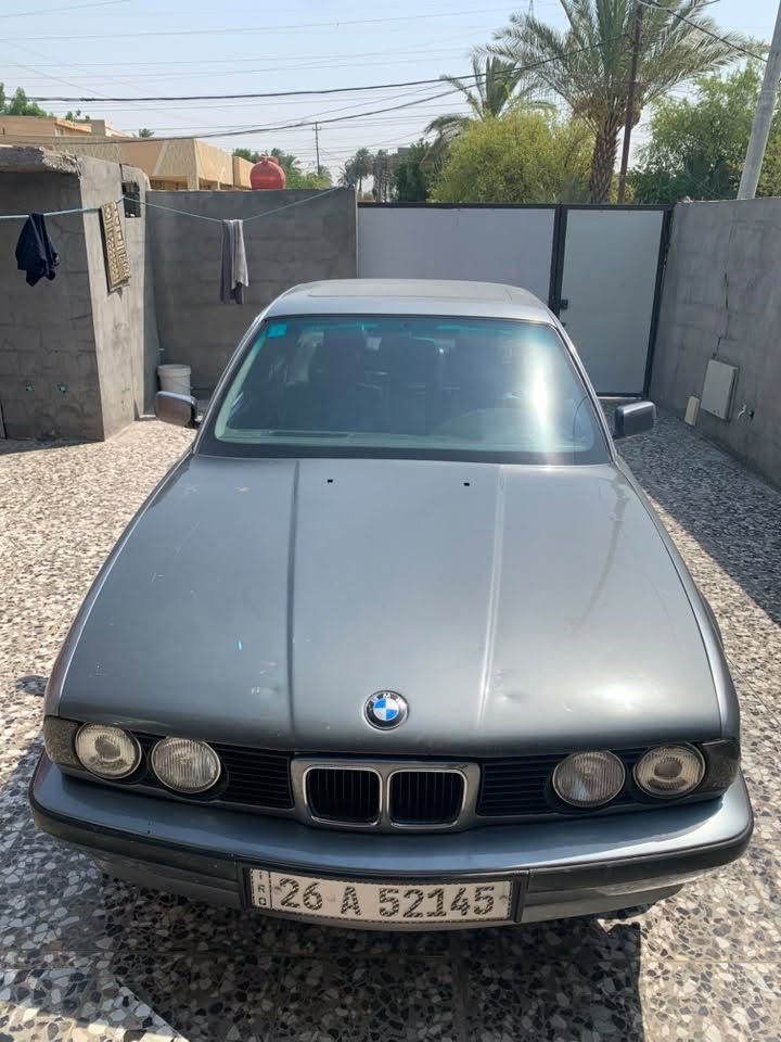 بي ام دبليو 530 موديل 94 محرك 8سلندر
حجم المحرك 3000 
تخم تاير جديد
كير ومحرك بحالة جيدة
اكسل 23 خفيف رون ناصي 
رقمها صلاح الدين باسمي
داخل جلد اسود نظيف فتحت سقف
السعر 53 وبيها مجال 
***********
