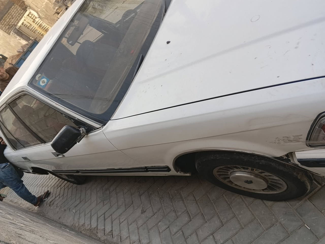 السلام وعليكم سيدان مديل 88  رقم بغداد دولي تحويل ثاني يوم  صدر امامي جديد لاستيك قماره جديد تبريد شغال سعرها 38وبيها مجال مكان سياره بغداد ***********
