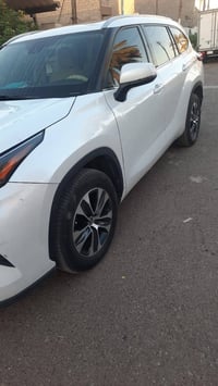 🚗 للبيع: ToyotHighlander Xle 2022 ✨ التفاصيل: - محرك: V6 بنزين 3.5 لتر...