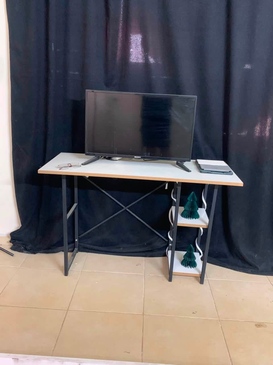 سلام عليكم عرفه نوم أم نفر ويا كنتور ويا ميز ويا تلفزيون تلفزيون يرادله لد عاطله
سعر كله 300بيه مجال ***********
