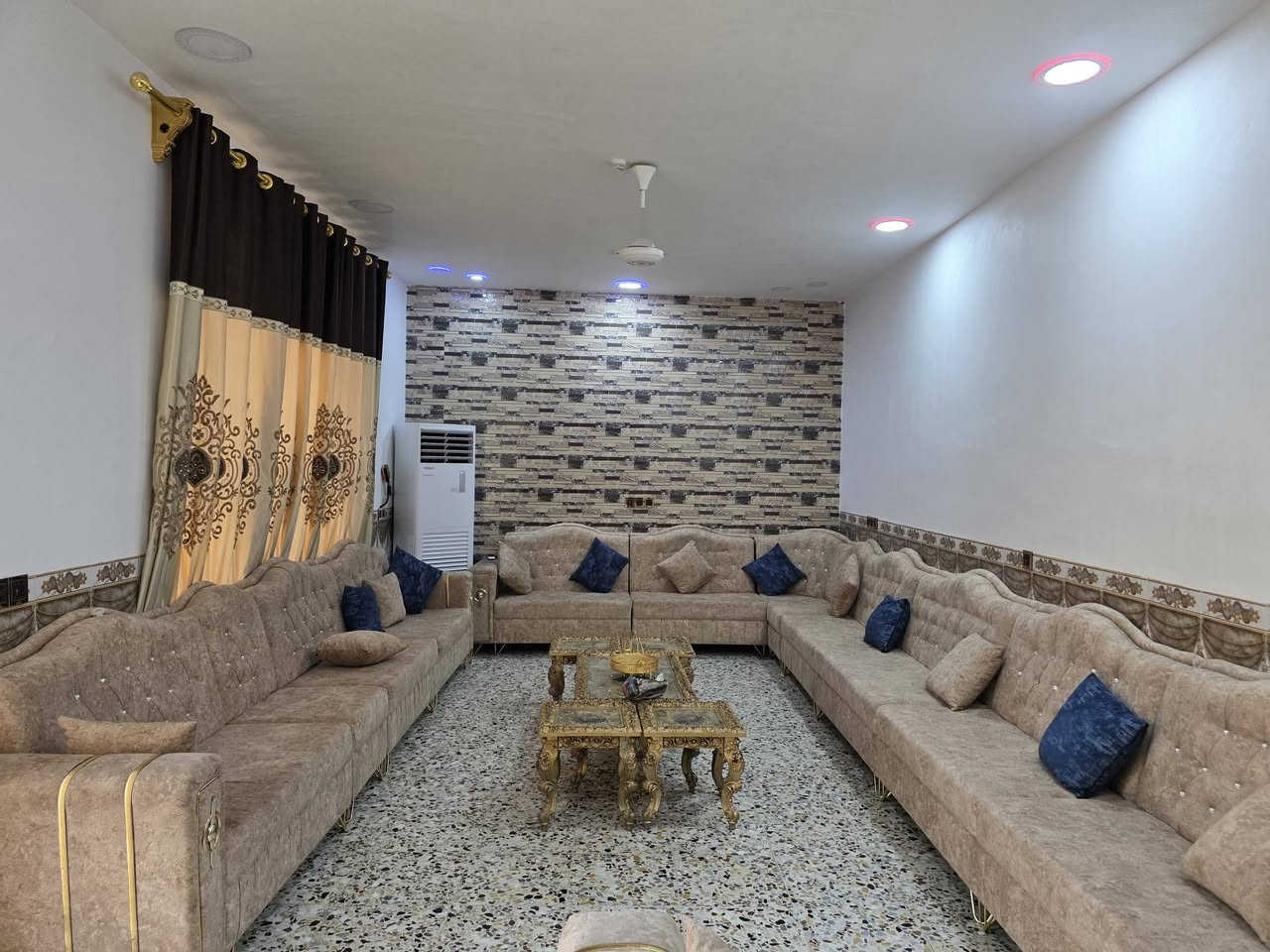 السلام عليكم ورحمة الله وبركاته🫱🏽‍🫲🏻
متابعينا الكرام👥
دار للبيع🏠 المساحه 250 متر 
الواجهه12 نزال 21 الدار معزول ومرتب تقطيع جديد🌹
يحتوي الدار🏠 على صالة وهول وحولي كبير ومطبخ ومنوَر اثنين وثلاث غرف منام اثنين فوگ وغرفه جوه صنف الارض طابو سند25
بيت كلش مرتب عالي على الشارع 
وموقع مُمَيز جداً 🪻
العنوان/التاجي/الشيخ حمد/نزلة المستوصف 🏨قرب جامع الواحد الاحد🕌
للاستفسار الاتصال على الارقام الاتيه كورك: ***********📞
اسيا: ***********📞
#مكتب_ديرتنا_للعقار 🏢
#بإدارة_أحمد_أبومصطفى 🌷
