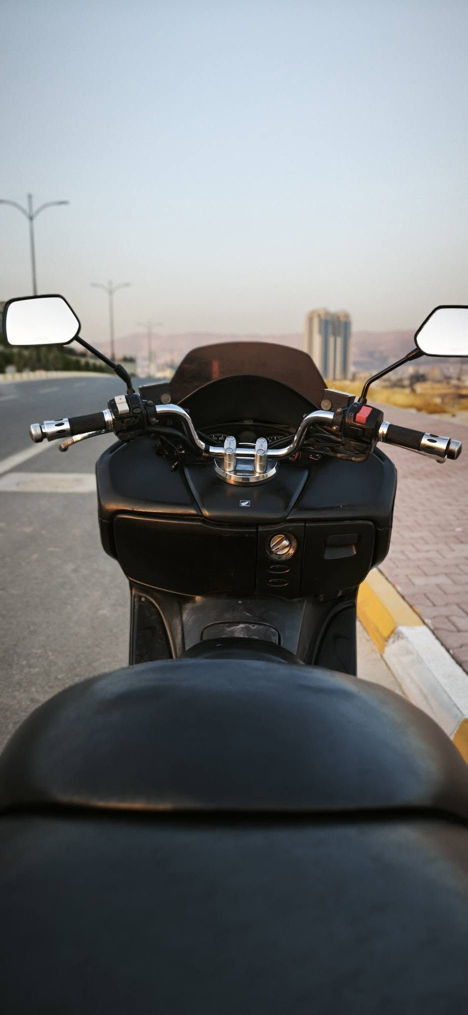 السلام علیکم،هاوڕێیان
Honda forza 08

_مەکینە 250cc
_گێڕو مەکینەو کارەبایی بەشەرت
_تایەی دواوەی تازە گۆڕاوە 
پێشەوەش تازەیە هێشتا
_ڕۆنی باشی تازە بۆگۆڕاوە، و بەنزینی باشی تێکراوە

_شوێن سلێمانی:***********
