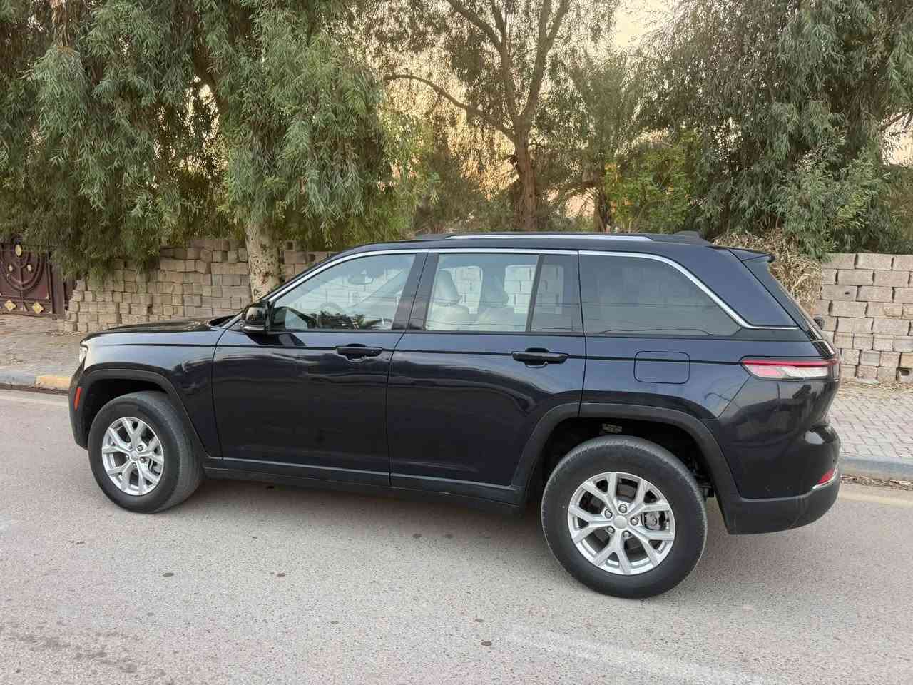 للبيع جيب جراند شيروكي 2023 🚙🔥

🔹 الموديل: 2023
🔹 الفئة: Limited
🔹 الممشى: 65 ألف ميل
🔹 دفع رباعي 4×4
🔹 مكينة 3.6 V6
🔹 گير أوتوماتيك 8 سرعات
🔹 اللون: أسود
🔹 داخلية جلد بيج
🔹 فتحة بانوراما كهربائية
🔹 شاشة وسطية كبيرة
🔹 Apple CarPlay / Android Auto
🔹 شاشة عدادات رقمية
🔹 كاميرا خلفية
🔹 حساسات أمامية وخلفية
🔹 Blind Spot
🔹 رادار ومثبت سرعة متكيف
🔹 تحذير مغادرة المسار
🔹 فرامل طوارئ
🔹 تشغيل عن بُعد
🔹 مقاعد كهربائية
🔹 تسخين وتبريد المقاعد
🔹 تسخين سكان
🔹 باب خلفي كهربائي
🔹 LED كامل
🔹 جنوط ألمنيوم
🔹 تحكم بالمناخ
🔹 أوضاع قيادة
🔹 4×4

سعر 240 وبيه مجال 

السيارة نظيفة جدًا ومستخدمة استخدام شخصي، جاهزة للفحص بأي مكان يختاره المشتري.

📞 للاستفسار: ***********
