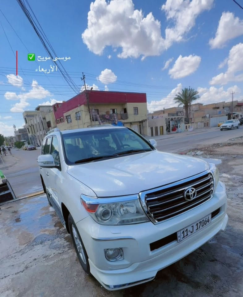 السلام عليكم لاندكروز للبيع موديل ٢٠١٢ GX.R السياره جديده  مكفوله السياره بيها ملاحظه بارد بل باب الخلفي وره السايق ورصعات بل قماره حالوب تفاصيل ع  بغداد ***********

نص مكتوب في الصور:
- Edit
- موسى مويح
- الأربعاء
- موسى مبخوت
- الخميس