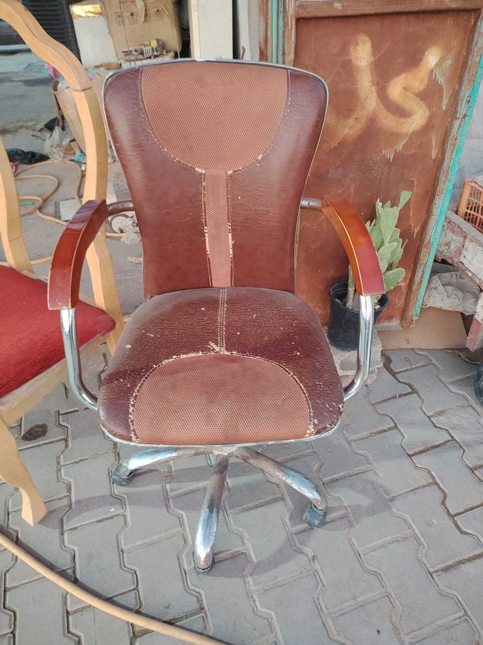 ميز طعام تركي الجام مالته مرمر قوي جدا وياه 6 كراسي السعر 100
جريايه نفرين خشب صاج نظيفه وجاهزه السعر 50 

كاونتر متر نظيف وجاهز اخو الجديد السعر 75

كرسي دوار نظيف وجاهز السعر 25....  الاسعار بيه مجال

المكان نجف حي العسكري كبل شارع السبسيس قرب السوق المحضر للستفسار *********** واتساب
