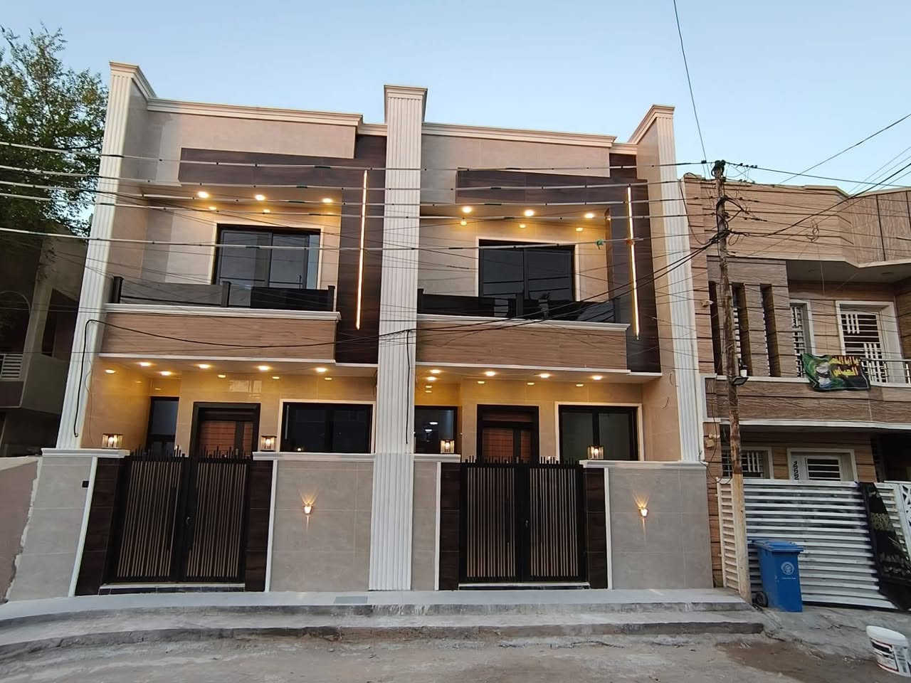 دارين  للبيع مساحة الدار 100 متر
الواجهه 5  النزال  20  ' يحتوي على 4 غرف 
 بناء حديث درجه اولى ضلع منفصل
1⃣الطابق الأول : 
▪️صاله مطبخ غرفة نوم حولي درج خدمات
2⃣الطابق الثاني
◽️ 3  غرف نوم ' خدمات ' بيتونه ' سطح
موقع مميز حي الجهاد/   الرفاق الاولى
  ,   *********** متوفر واتساب
