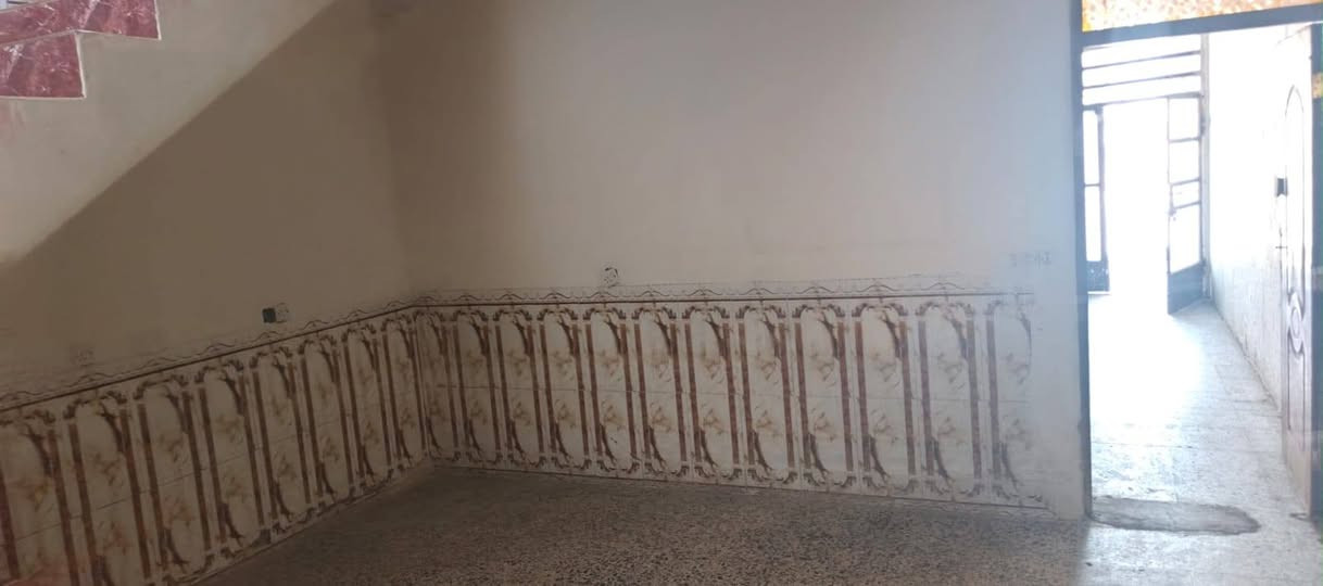 بيت لليجار في زعفرانيه اربع شوا ع١٠٠متر قاطين غرفتين وصاله ومطبخ وصحيات *********** ايجار ٥٠٠ بي مجال شارع افران حلفي
