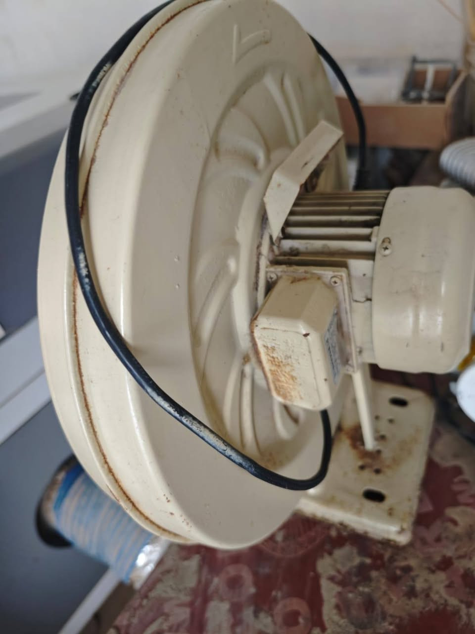 السلام عليكم مكينه ليزر للبيع
تيوب ميه قياسها 90*60 نوعيه ممتازه وبحاله حدا نضيفه اخت الجديد عنواني بغداد 
الاتصال 
‏‪***********‬‏
