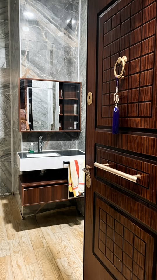 بيت للبيع بالعامري. مجمع الصحه. قريب على شارع بغداد. مساحه 460. سند زراعي 25. طابق واحد بناء حديث كامل فقط الارضيه صب.  يحتوي على ثلاث غرف نوم وحده من الغرف سويت. واستقبال وهول ومطبخ حار وبارد صحيات داخليه وخارجيه عرض الشارع 12 باقي التفاصيل الاتصال على الرقم الموجود ***********
