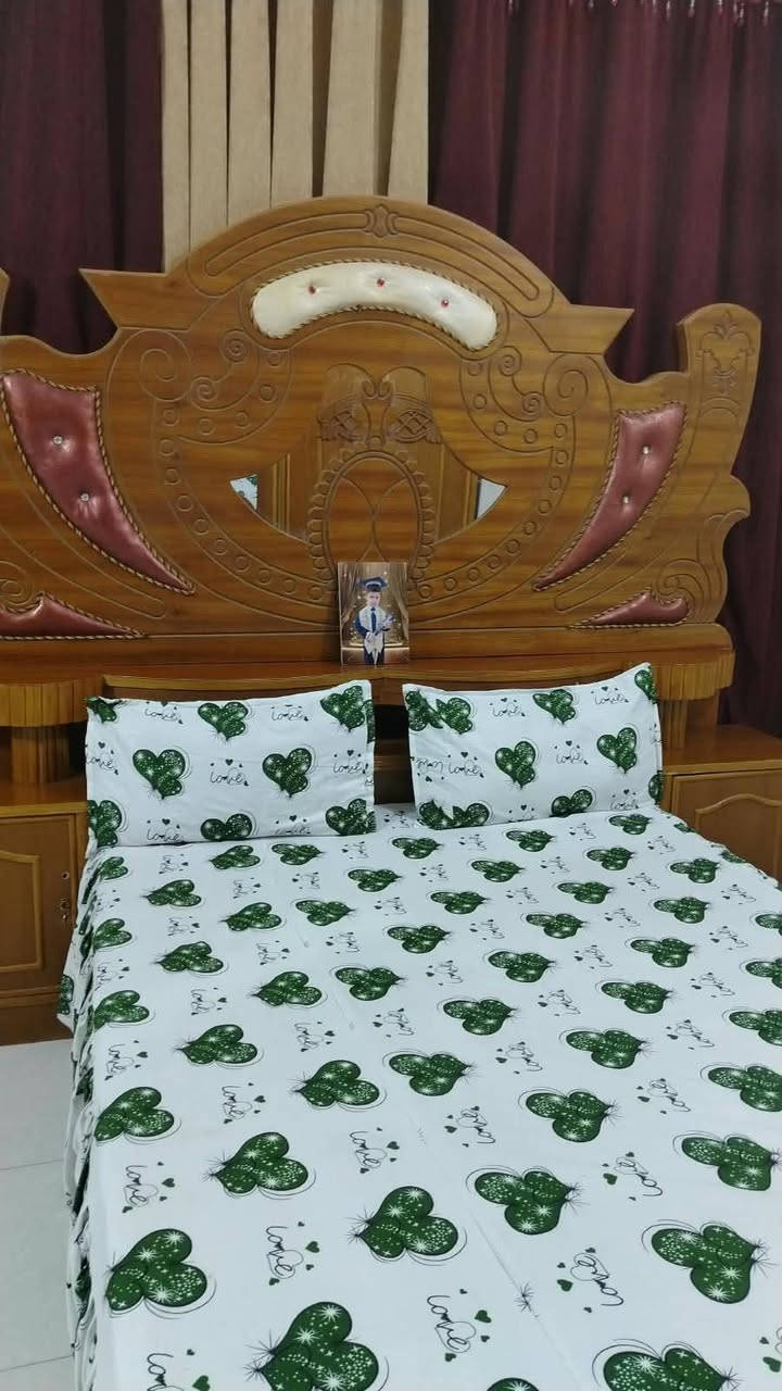 اثاث غرفه • خشب ثقيل • ترتيبات بسيطة