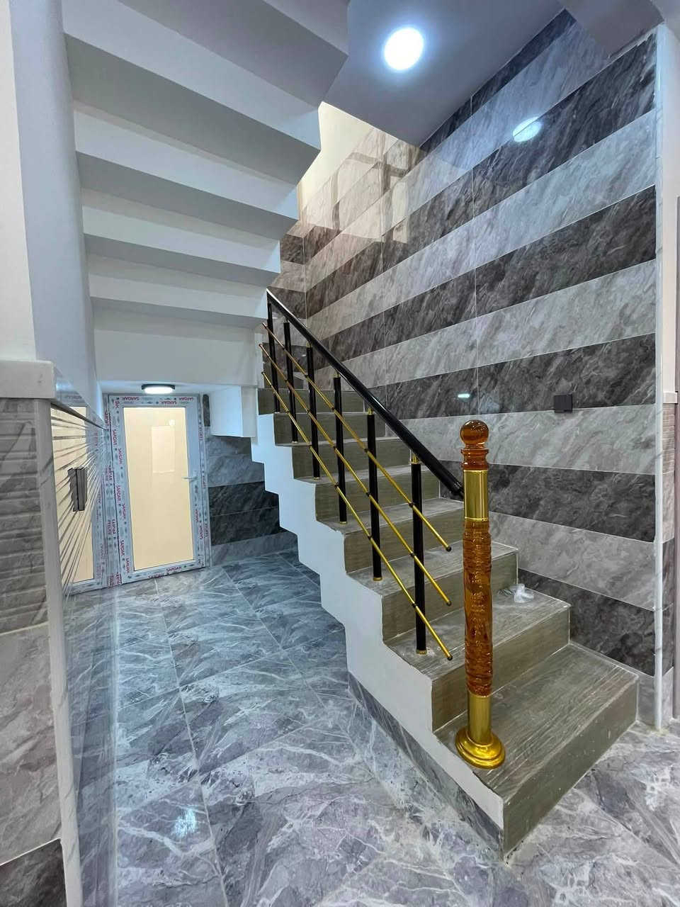 عروض مكتب الاخؤين للعقار حي الملاين الأولى 
🏡 دار للبيع – حي الملايين قرب جامع اهل القرأن
📐 المساحة: 140 م • واجهة 11 
بناء حديث 2026 زيرو تسليم فوري خدمات كامله 
🏠 تفاصيل الدار:
🔹 الطابق الأول:
• غرفتين نوم• هول• مطبخ• استقبال• صحيات
🔹 الطابق الثاني:
• غرفه نوم• بيتونه
📄 صنف الأرض:
زراعي حق التصرف (نموذج 25)
📞 للاستفسار والتواصل:

*********** ابو رعد 

*********** ابو عمر 

***********رعد بيغمبرلي
