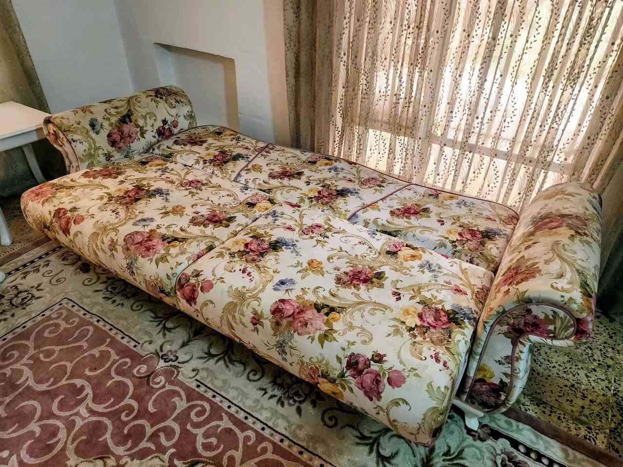 تخم ٧ مقاعد تركي اصلي نظيف جدا مع ٣ طبلات خشب ويتحول مخزن وسرير في بابل
السعر ٤٥٠ الف للاتصال ***********
