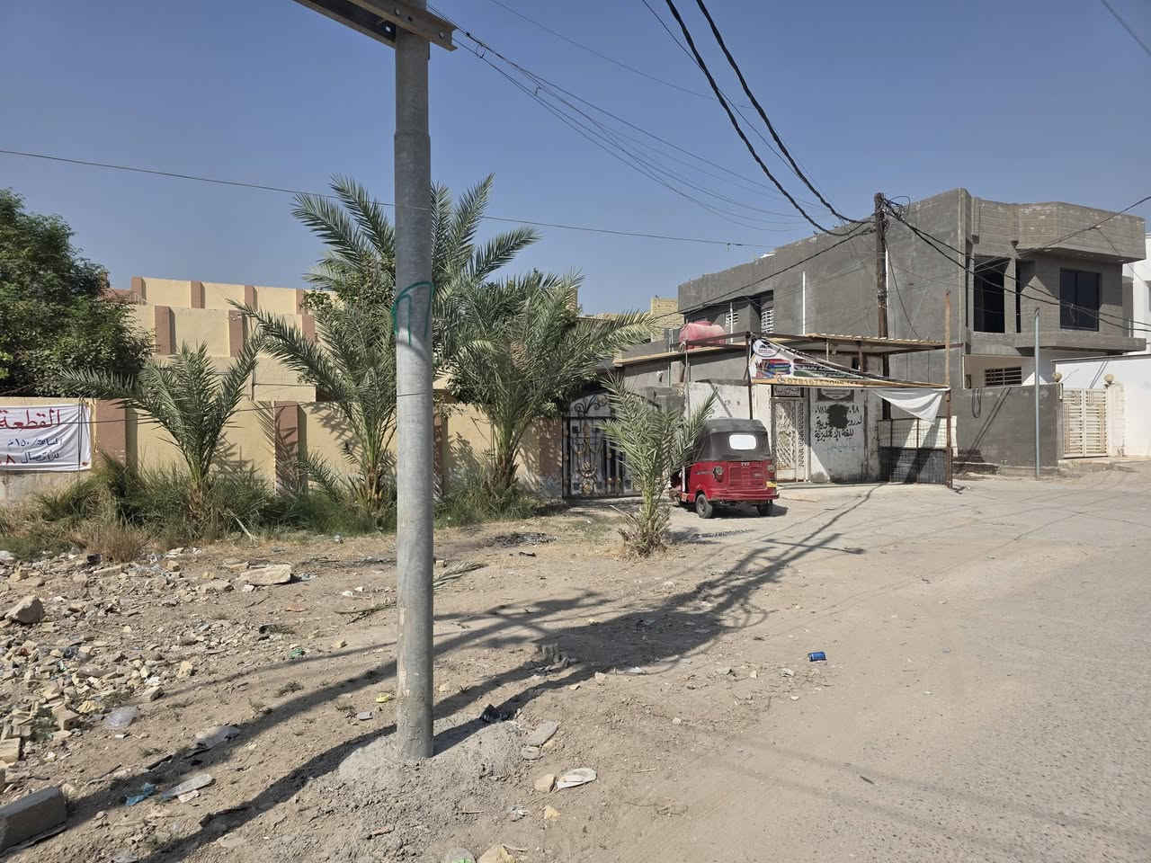 السلام عليكم دار جدا مميز للبيع يقع في الجمعية مجاور مدرسة مستقبل الاجيال قرب بيت الاستاذ علي طه ..
مساحته الكليه 521 متر 
المساحه تشمل بيت بناء جيد ومشتمل مساحه 150م 
بالاضافه الى حديقة جدا واسعه .
يصلح فقط البيت او الراغبين في شراء القطعه المطله على الشارع ..
للاستفسار اكثر الاتصال على الارقام المثبتة 
***********
***********
