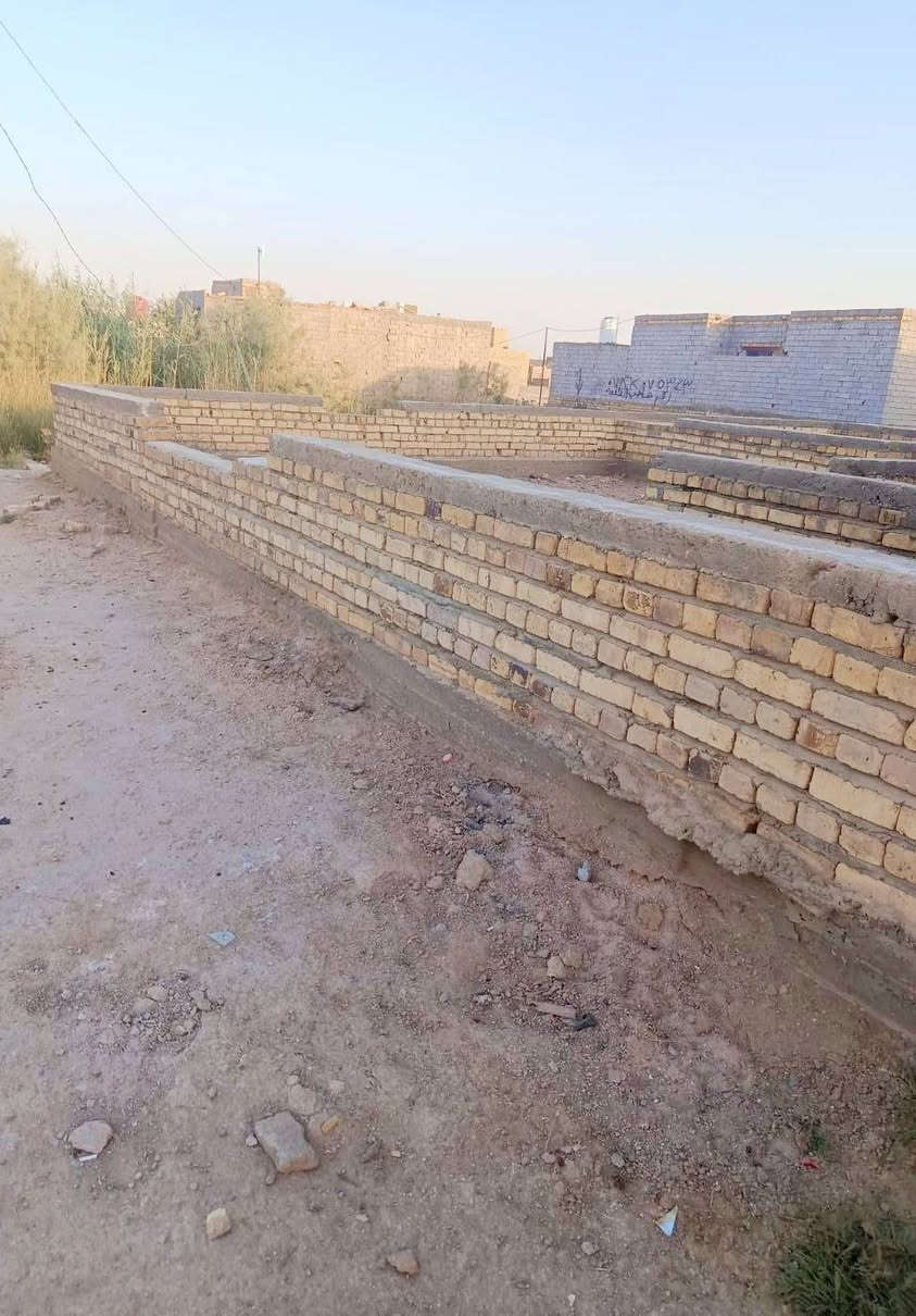 السلام عليكم المكان حي الجوادين شارع ام البنين مكانها فرعي بتلو 200 متر + فضله 100 متر  نزال البتلو 20 وعرضه 10 والفضله نزال 20 والعرض 5 
تفاصيل البتلو غرفتين + صاله + ديوانيه + مطبخ 
تبعد عن الشارع العام 600 متر باقي التفاصيل اتصال    *********** واتساب موجود

