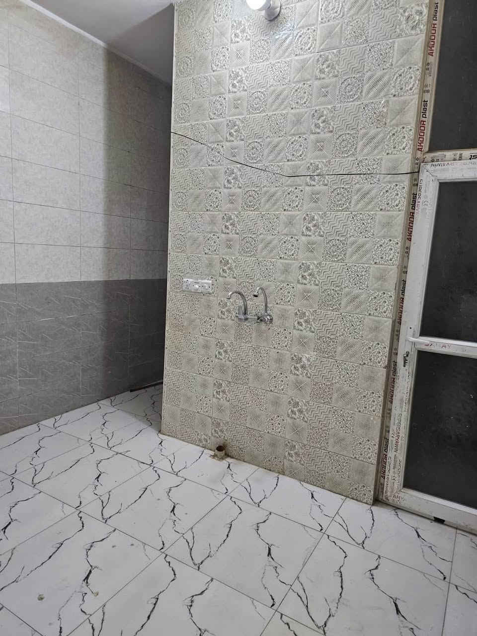 دار اللايجار@
مساحه 54 
3 غرف
ارضي/ صاله _ مطبخ _ خدمات 
طابق اول / غرفتين + خدمات
طابق ٢ / غرفه + سطح
سبع ابكار _ مربع الخمسينات خلف بانزيخانه السبع ابكار
رقم الهاتف ***********
