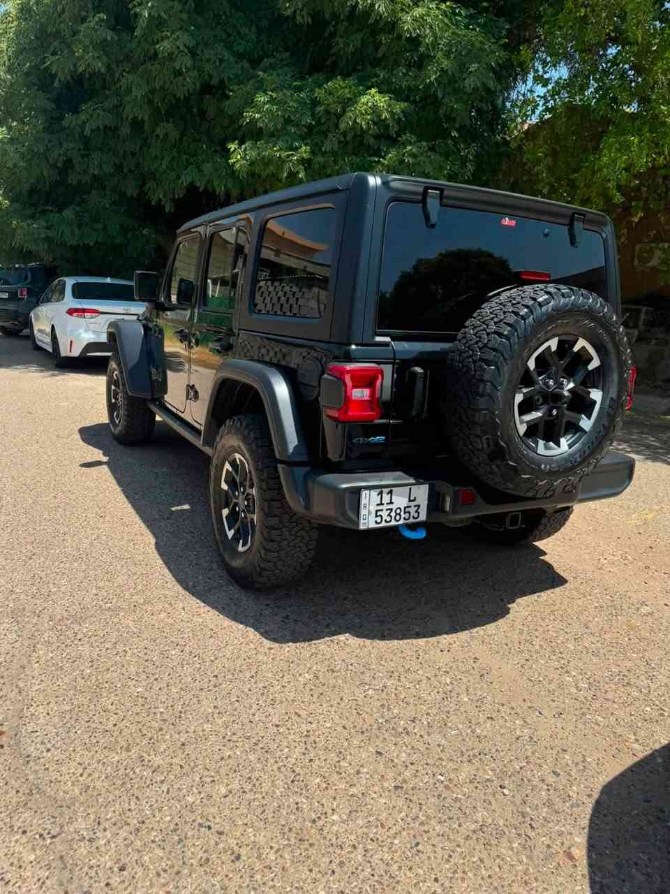 🇺🇸JEEP WRANGLER RUBICON
(Plug-in Hybrid) 

جيب رانكلر 4Xe روبيكون 2024 
فول مواصفات نظيفة جداً جداً مرقم بغداد 

وارد امريكي (Hybrid) 4x4 دفع رباعي 
ثلاث أنظمة (كهرباء + هايبرد +بنزبن)
المحرك: 2.0L 4 تيربو بنزين + محرك كهربائي 
هجين (Plug-in Hybrid) ينتج قوة 375 حصان مذهلة 
الموديل الأحدث والأقوى بالواجهة الجديدة (Facelift) ⚡️ 

المسافه المقطوعه : 19 الف ميل 

(كفالة عامة بدون صبغ و تعديل و بارد)
فقط تعديل عامية امامية 

1.رادارات امامية وخلفية وجانبية 
2.قماره قابل للفتح (كشف)
3.بصمه ودخول ذكي 
4.لوكير 
5.كشافات 
6.شحن خارجي
7.هيتر بالاستيرن 
8.شاشة ديجتال متطورة وأنظمة أمان السائق
9.هيترات بالكشنات
10.تشغيل عن بعد
11.كشنات مخمل مطرز بأزرق فئة روبيكون 
والكثير من المواصفات الأخرى 

 المكان بغداد - اليرموك 

السعر 310$ ورقة بيها مجال

للاستفسار 
   ***********

