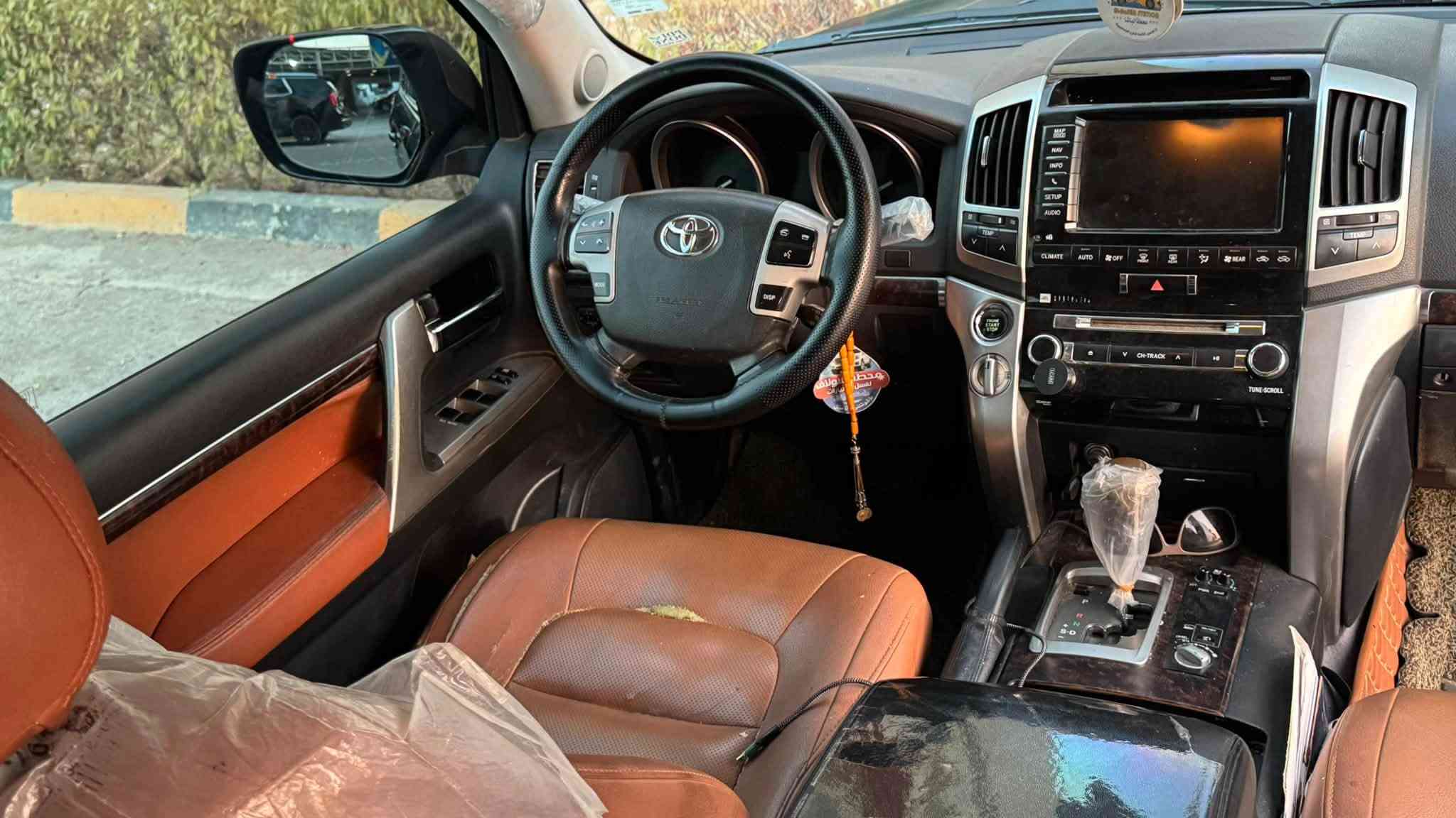 LAND CRUISER V.XR
نويوتا لاندكروزر مديل 2013  محرك 8سلندر فول مواصفات بصمة. فتحة. طفاية حريق. 3 قطع تبريد. مناخ منفصل. تحديد مسار. مثبت سرعة. مانع انزلاق. فورويل. مقاعد كهرباء. مري كهرباء. حساسات امامي +
خلفي. نقطة عمياء +

العنوان بغداد الجديده رقم الهاتف ***********
***********

السعر 330$$$
