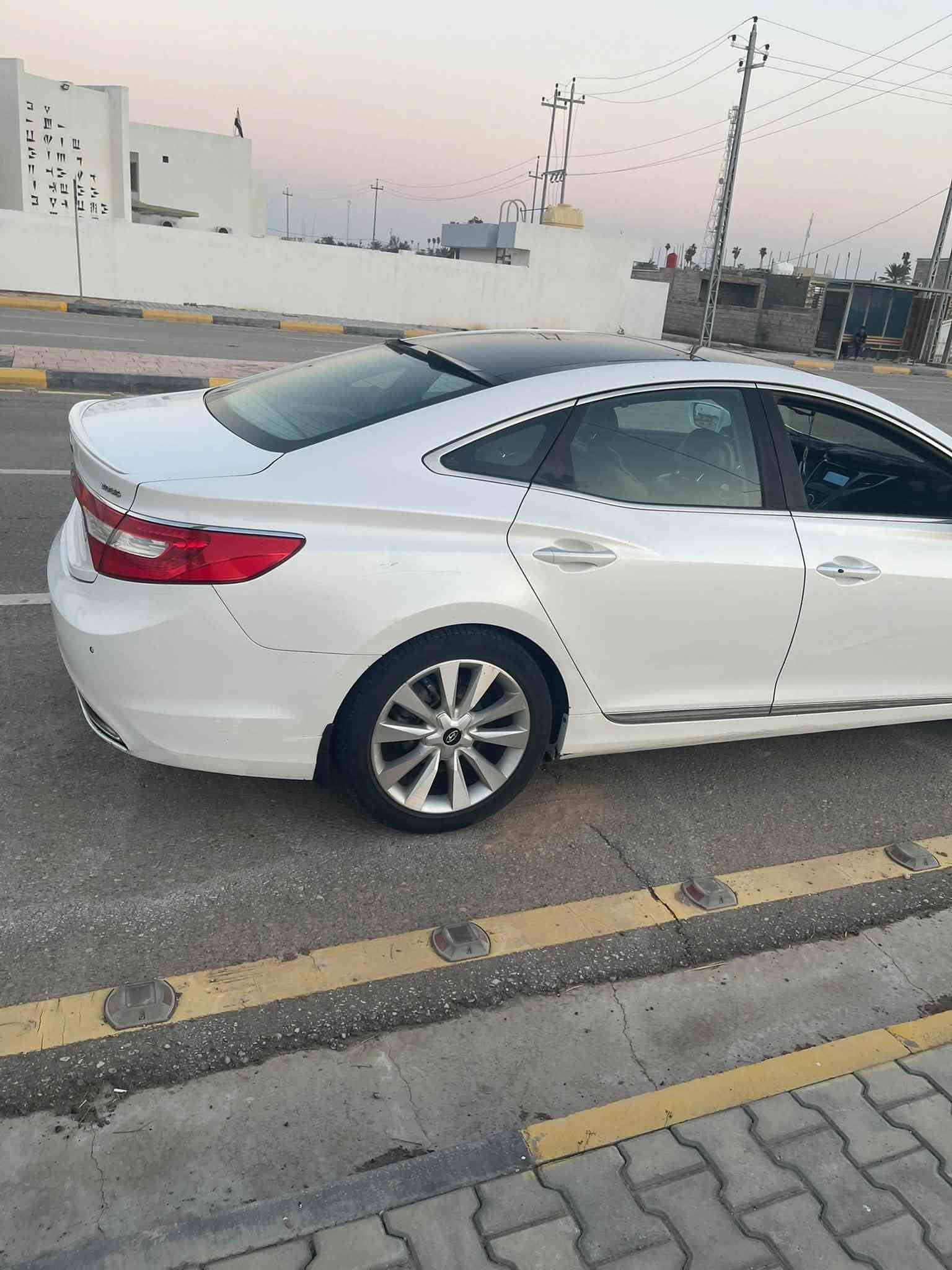 السلام عليكم ازيرا 14 خليجي فول  بيهاقطعتين صيغ بدون دواخل مكان واسط السعر130  ماشيه 180  بيها مجال *********** السياره خير من الله حداديات مكينه
