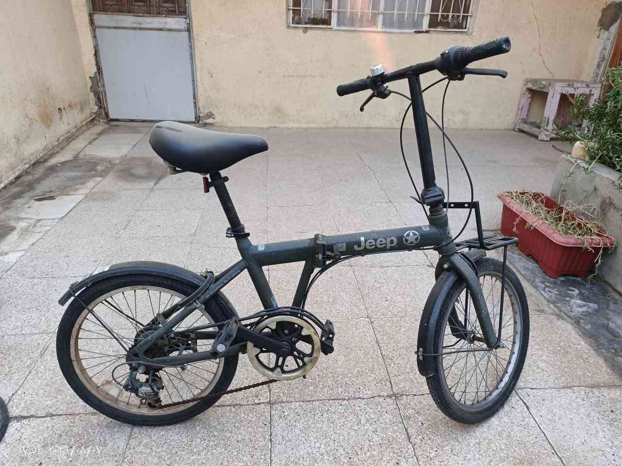 السلام عليكم 
بايسكلjeep الاصلي 
البايسكل مابي كل شخط و نظيف كلش عوزه بس غسله +تخم تاير جديد + بريك جديد + كشن طبي 
السعر 110 و بي مجال للشراي 
العنوان جميعه شارع مرطبات الايطالي
للتواصل ع رقمي:***********
