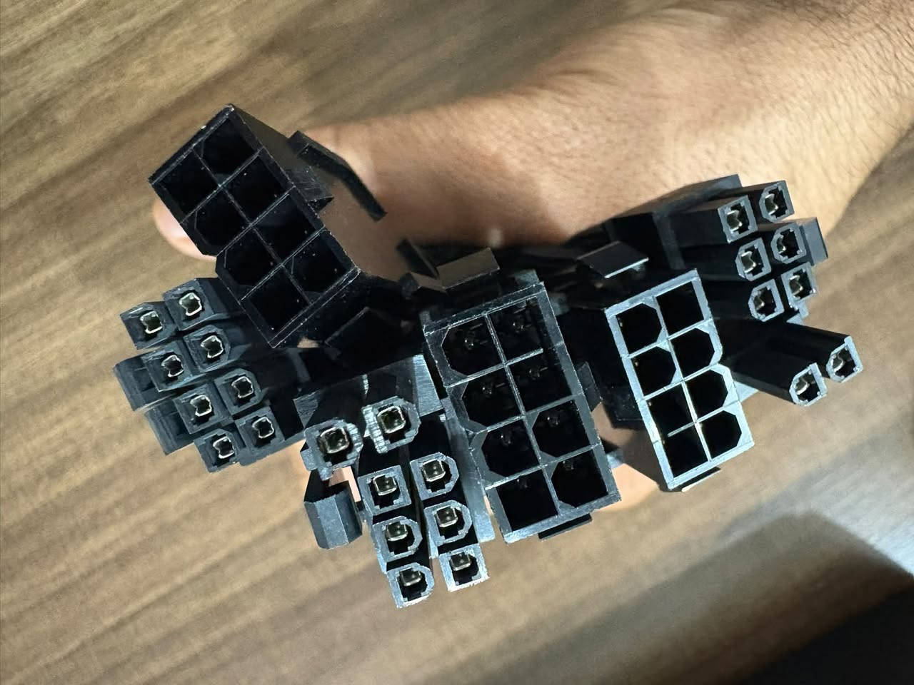 ⚡ طقم كابلات إطالة مضفورة احترافي للـ PC من EZDIY-FAB (PSU Extension Sleeved Cable Kit) ⚡
انقل شكل كيسة الـ PC لمستوى ثاني من الأناقة والتنظيم! طقم كابلات مضفورة خامة ممتازة ومطاطية لترتيب الكابلات وإعطاء مظهر هيدروليكي احترافي للتجميعة.
المواصفات والمميزات:
 طقم متكامل (4 قطع): يتضمن كابل المذربورد 24Pin، كابل المعالج CPU، وكابلين لكارت الشاشة GPU.
 توافق شامل: يعمل كإطالة مع جميع أنواع الباور سبلاي (Universal Extension).
 مشابك تثبيت (Cable Combs): تأتي مع مسكات لتنظيم الأسلاك وجعلها بمسارات متوازية وأنيقة.
 جودة تصنيع عالية: أسلاك سميكة مع ضفائر قماشية مقاومة للحرارة والإنثناء.

 الحالة: جديد كرتون (New).

📦 السعر: 20,000 دينار عراقي

تتوفر خدمة التوصيل لكافة المحافظات 🚚
للحجز والطلب، يرجى مراسلة الصفحة أو الواتساب.
***********
