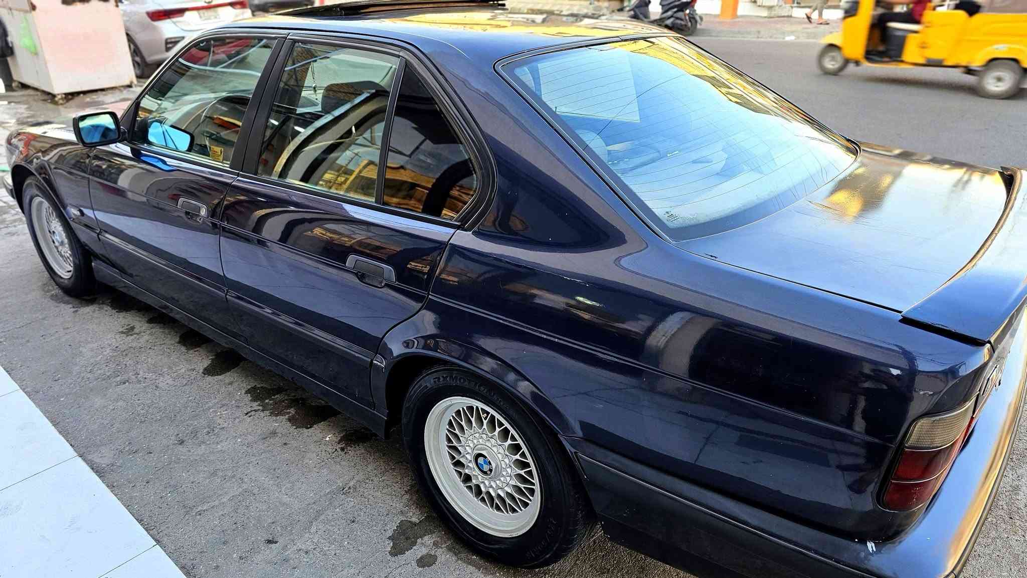 بي ام موديل 1993/ 525/ v6 اصل
مسكر فانوس مكينه كير شرط 
غرفه نظيفة صبغ جمالية 
بيها بارد بل جاملغ الخلفي لون نيلي 
سنويه جديدة+ هزة جديدة
ويل خلية بلادي+ تخم تايرات جدد
تبريد خير من الله+ تدفئه 
غرفه جلد +سقف كنتارا
سلايت 3 طكات 
كهربائيات جديدة 
شاشه+ سوار لايت
شرط بدون تيب 
تحويل ثاني يوم+ سياره بسمي
حدادية جديده امامي+ خلفي
رقم ديالي نكليزي
مكاني بغداد الشعب شارع عدن 
***********
***********
السعر 68 بيه مجال بسيط
