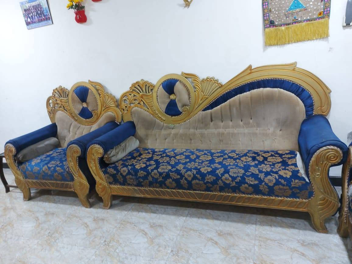 تخم ملكي ضخم  ١٠ مقاعد  السعر ٢٥٠ الف
مكاني بغداد حي القاهره الاتصال ***********
تخم ملكي ضخم  ١٠ مقاعد  السعر ٢٥٠ الف
