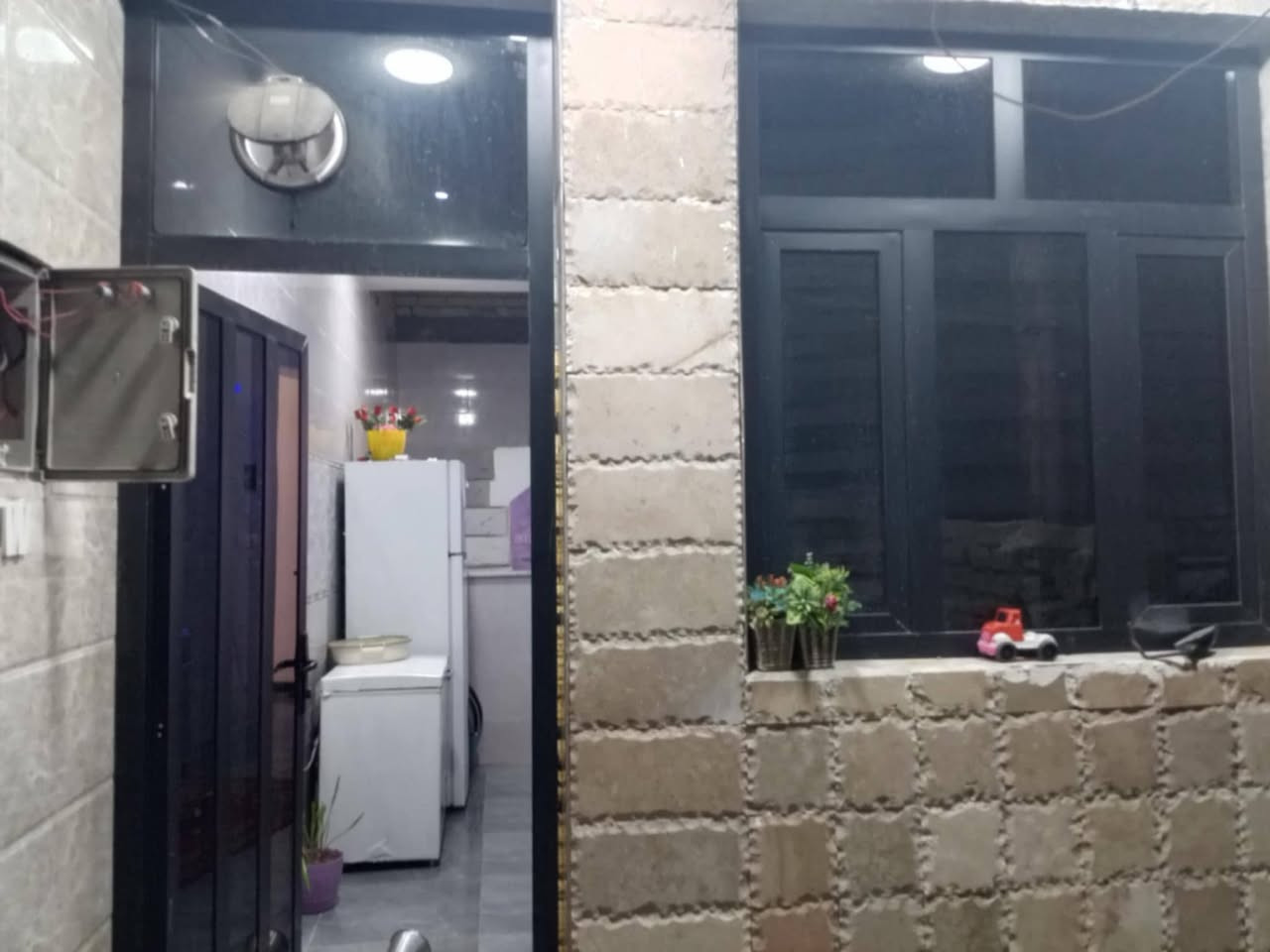 السلام عليكم بيت 80متر الواجهة 7الى ربع وانزال 12وربع طابو صرف بسمي بناء حديث طابق واحد جاهز يتكون من استقبال وحمام ومطبخ  وغرفة نوم والثاني غرفه نوم وخدمات بيتونه وسطح المكان الشرطة الخامسه شارع الصوره مال سيد مزهر نفس قريب من مدرسه الماجدات للتصال ***********
